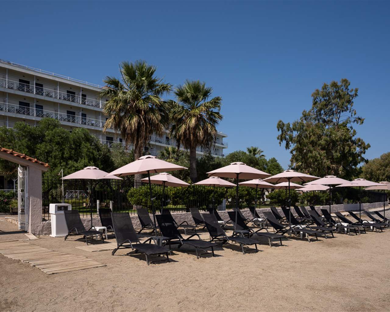 Calamos Family Club Beach Hotel By Anayia All-Inclusive Resorts, Grčka — plaža