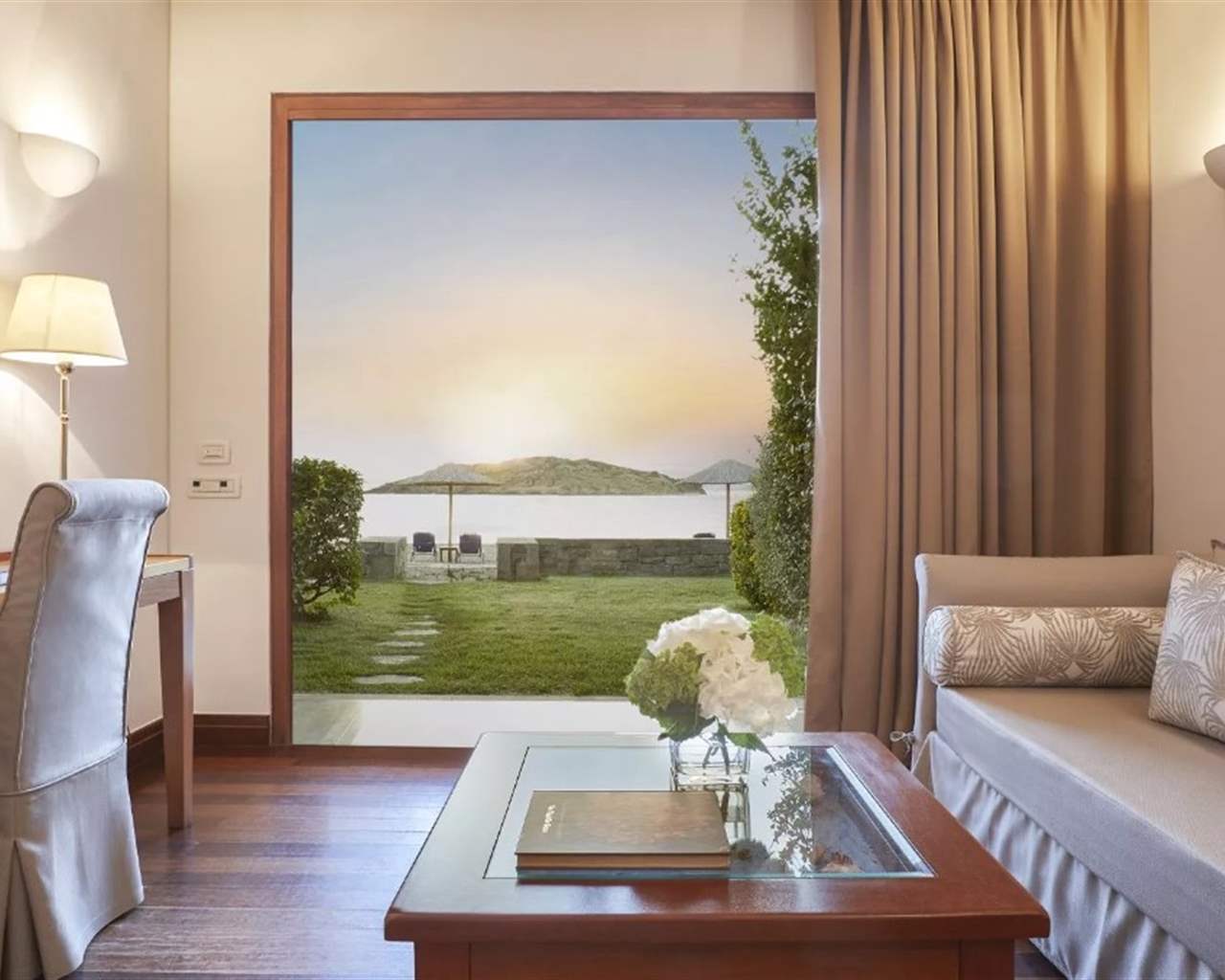 Grand Resort Lagonissi, The Leading Hotels Of The World, Grčka — Bungalow Deluxe /with Gardens or Terrace/ Beach Front