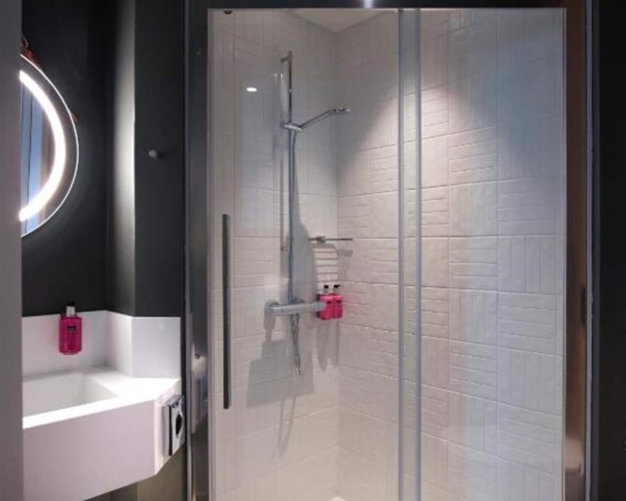 Moxy Athens City, Monastiraki, Grčka — Family Room For Single Triple Moxified