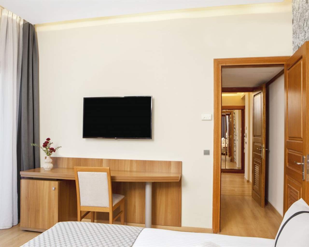 Zeus Essence Ramada Athens, Grčka — Suite Premium Side Sea View