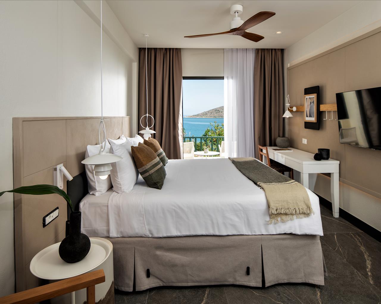 Domes Aulus Elounda, Curio Colletion by Hilton, Elunda, Grčka — Sapphire Nest with sharing pool