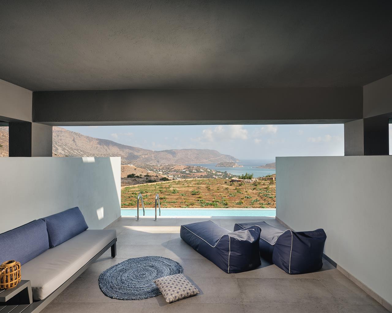 Domes Aulus Elounda, Curio Colletion by Hilton, Elunda, Grčka — Suite Sharing Pool Sapphire Zen /Cool Living Selection