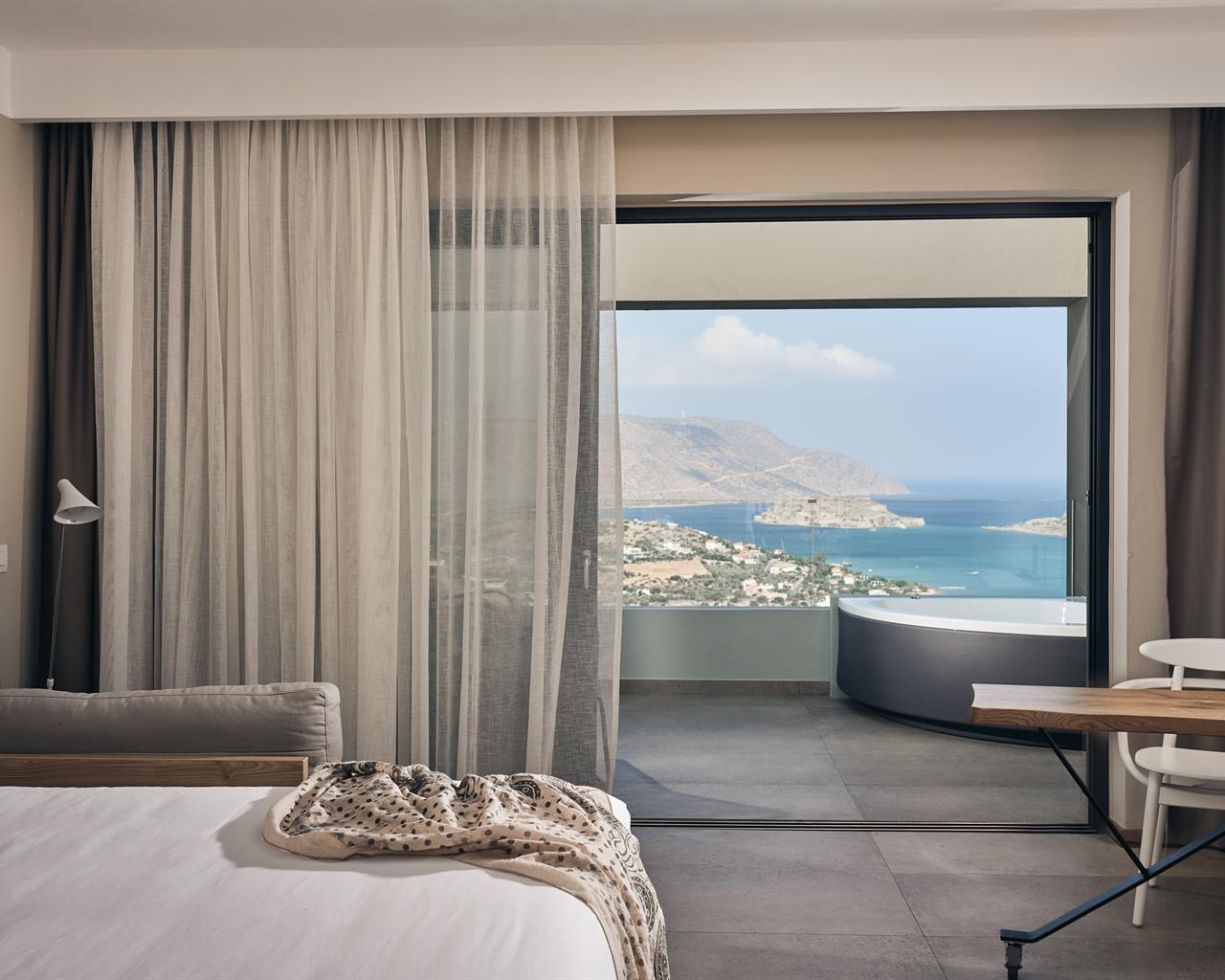 Domes Aulus Elounda, Curio Colletion by Hilton, Elunda, Grčka — Suite With Outdoor Jacuzzi Sapphire Zen /Cool Living Selection