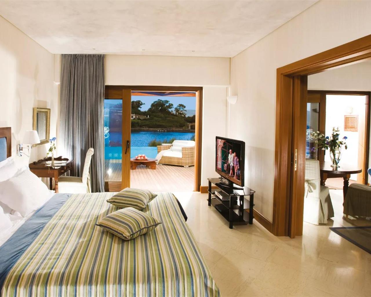 Elounda Bay Palace (Member of The Leading Hotels of the World), Elunda, Grčka — Junior Bungalow Suite Sharing Pool  /Gold Club Front Sea View