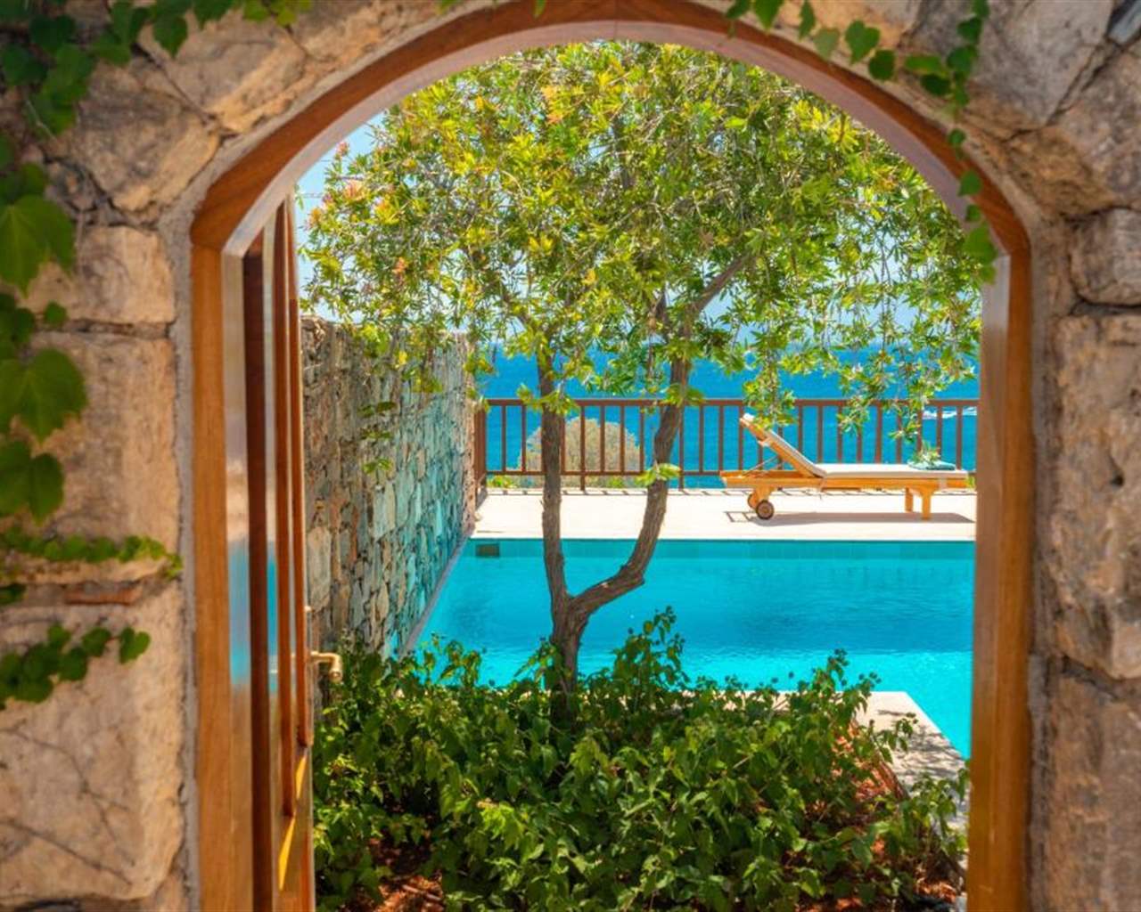 Elounda Mare Hotel, Relais & Chateaux, Elunda, Grčka — Bungalow Private Pool/ Legendary Sea View