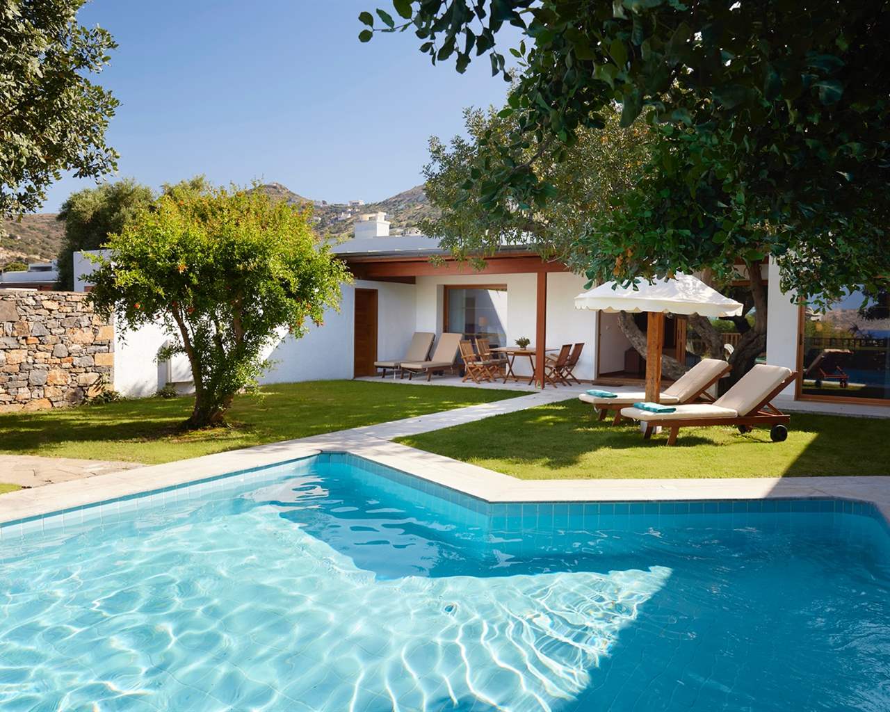 Elounda Peninsula Luxury Resort, Elunda, Grčka — Villa  Grand Private Pool Peninsula Two Double & One Single Bedroom