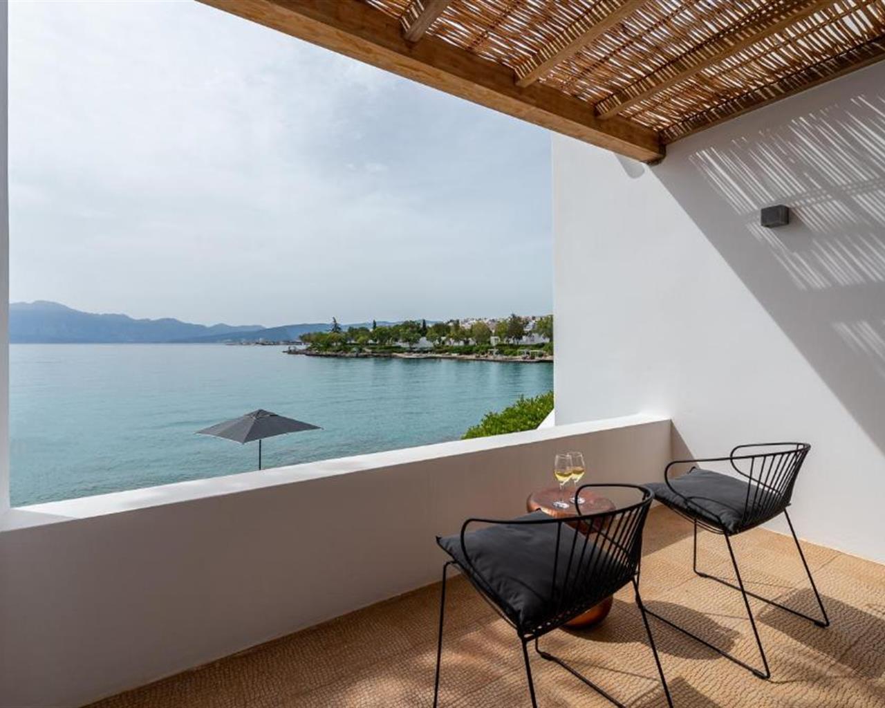 Minos Beach Art Hotel, Agios Nikolaos, Grčka — Bungalow Waterfront for Single use