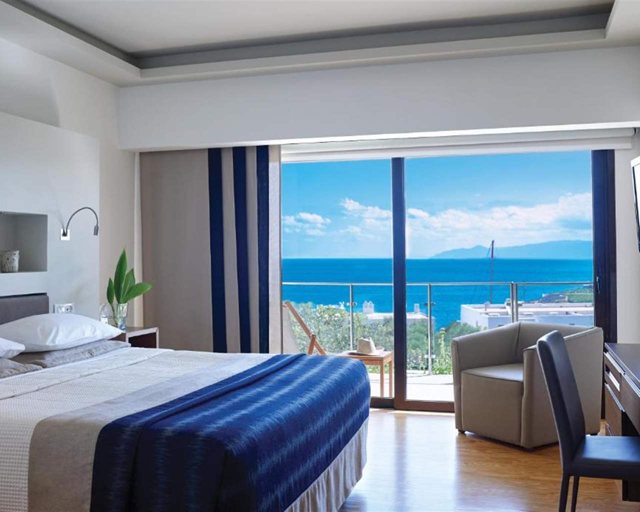 Porto Elounda Golf & Spa Resort, Elunda, Grčka — Suite Sharing Pool Porto Sea View