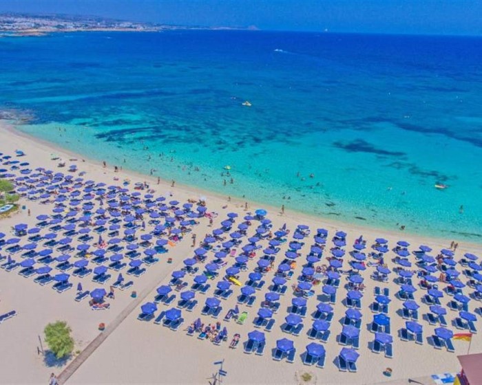CHRYSOMARE BEACH HOTEL, Aja Napa, Kipar — plaža