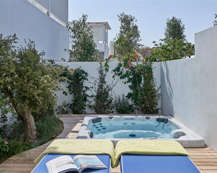 Myconian Ambassador Relais & Chateaux, Psaru, Grčka — Room White Bliss with Outdoor Jacuzzi Garden View