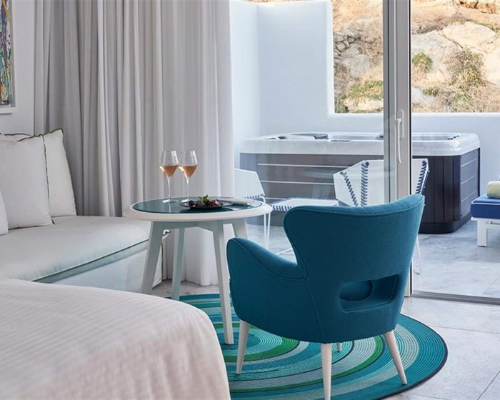 Myconian Ambassador Relais & Chateaux, Psaru, Grčka — Room White Bliss with Private jacuzzi Inland View
