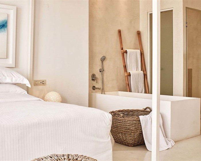 Myconian Ambassador Relais & Chateaux, Psaru, Grčka — Suite True White with Private jacuzzi