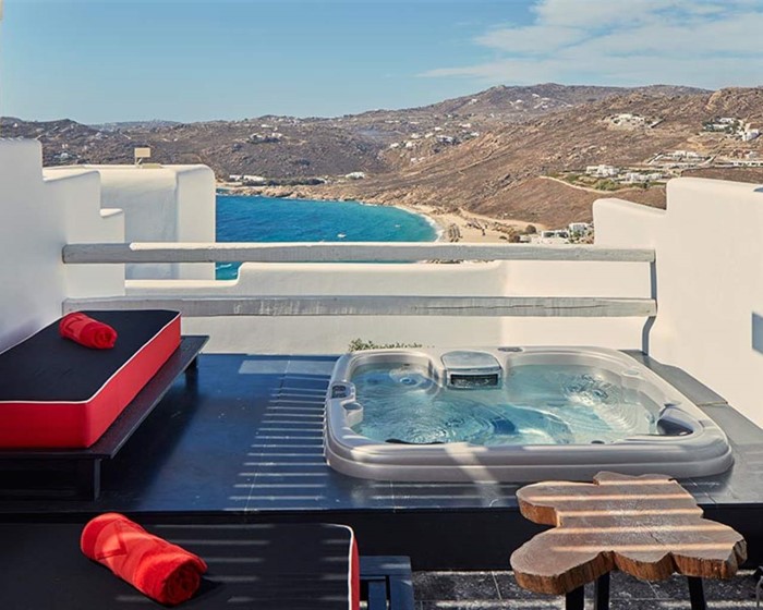 Myconian Avaton, A Member of Design Hotels, Elia, Grčka — Guestroom Temptation with Outdoor Jacuzzi Sea View