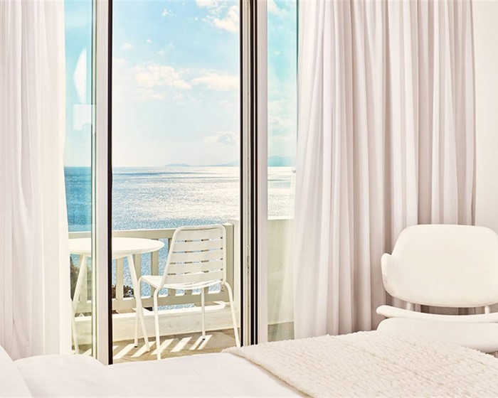 Myconian Imperial, Leading Hotels of the World, Elia, Grčka — Room  Superior with Outdoor Jacuzzi Sea View