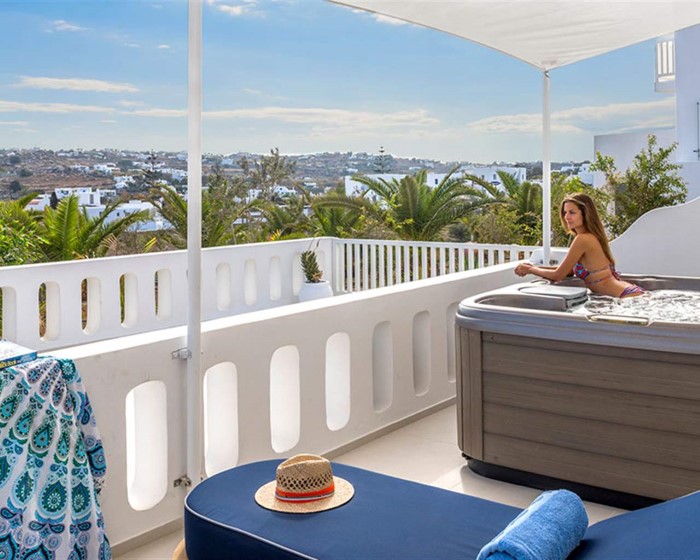 Myconian Kyma, a member of Design Hotels, Petinaros, Grčka — Junior Suite Paragon with Outdoor Jacuzzi Land View