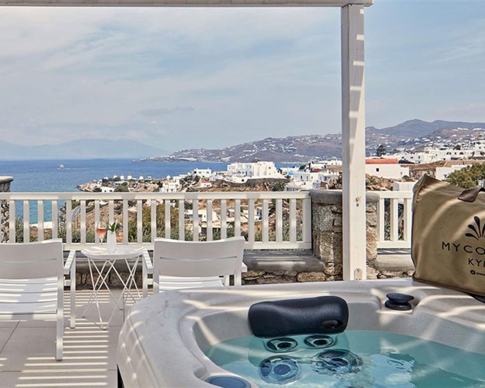 Myconian Kyma, a member of Design Hotels, Petinaros, Grčka — Junior Suite Sunset with Outdoor Jacuzzi Sea View