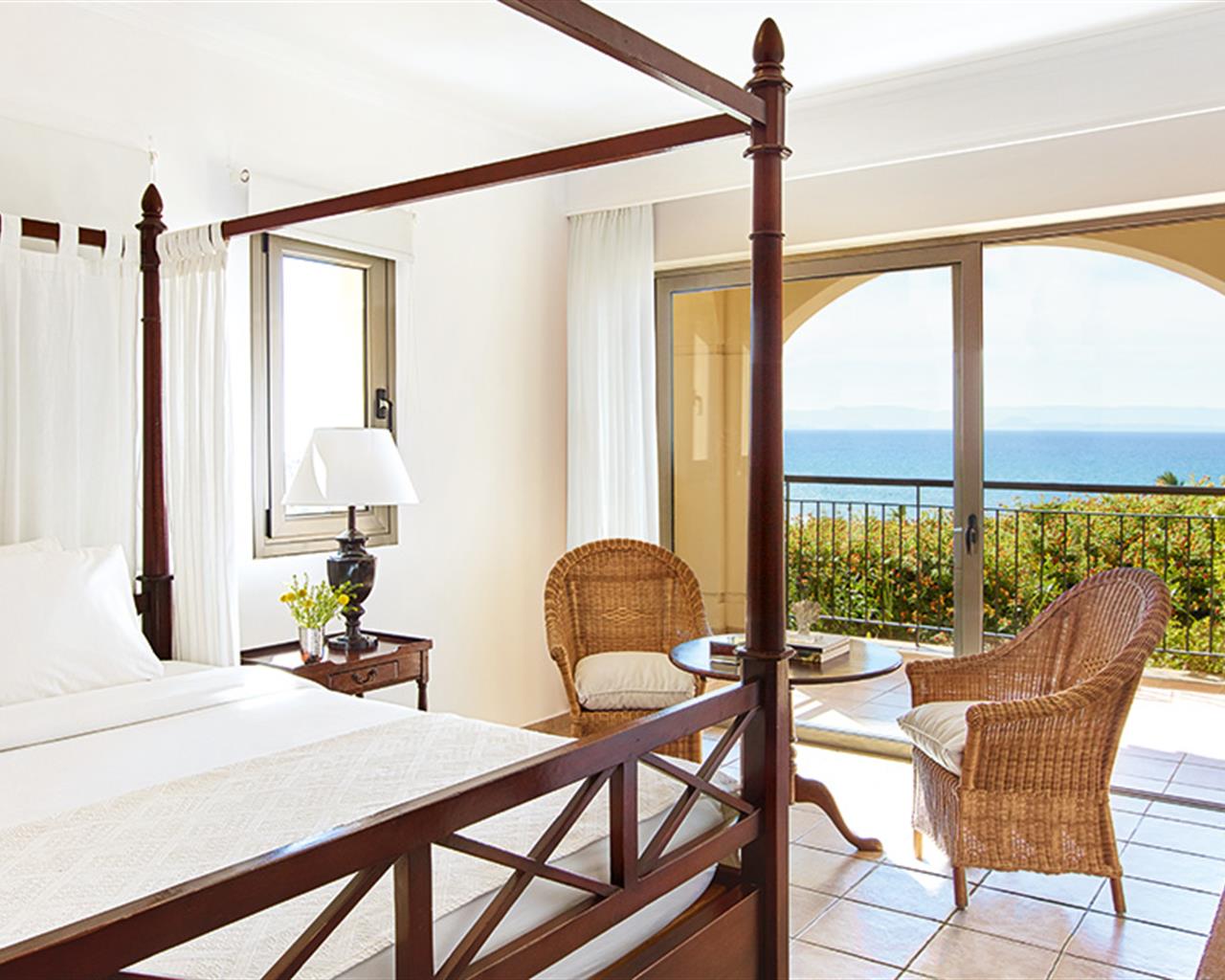 Grecotel Luxme Oasis at Riviera Olympia Aqua Park, Lutra Kilinis, Grčka — Family Room V.I.P Garden/Ground Floor Sea View