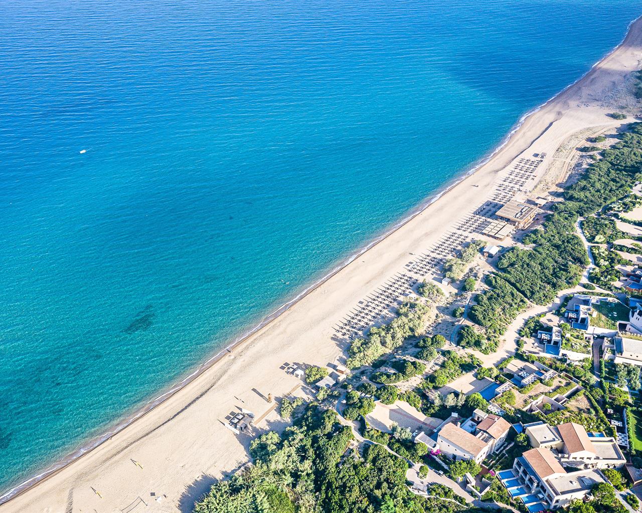 The Romanos Resort Costa Navarino, the Luxury Collection, Kosta Navarino, Grčka — plaža