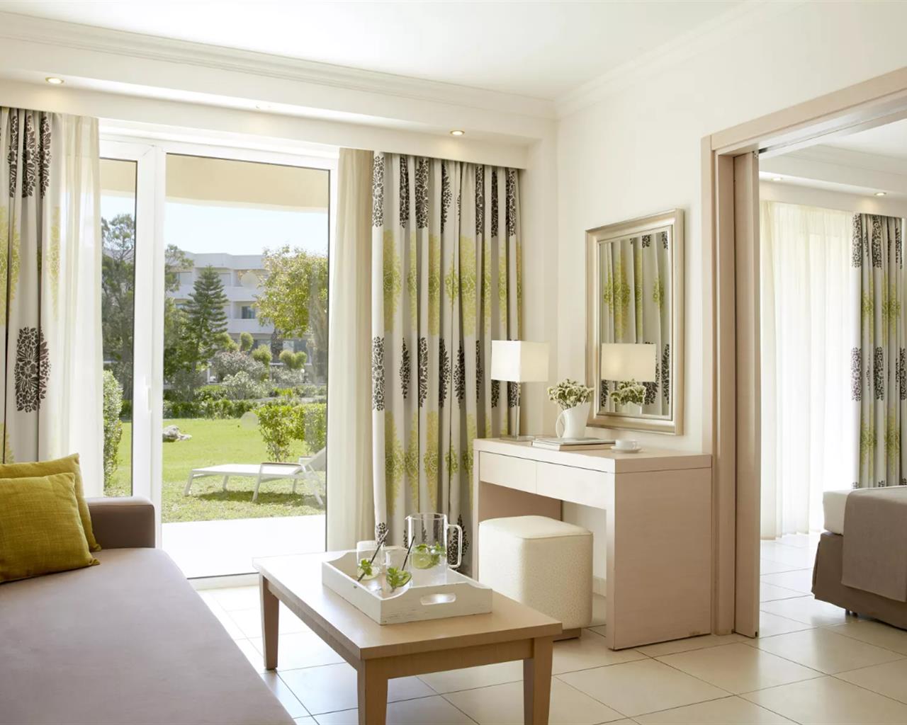 Electra by the Sea, Iksia, Grčka — Family Suite Annex Garden/Pool View