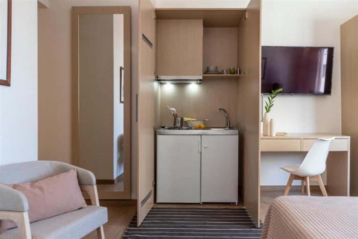 Gallery Suites & Residences, Grčka — Double for Single Use