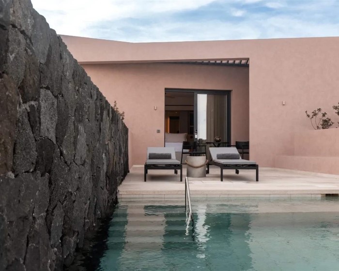 Domes Novos Santorini, Oia, Grčka — Room Senses Retreat Sea View with Zen Pool Room