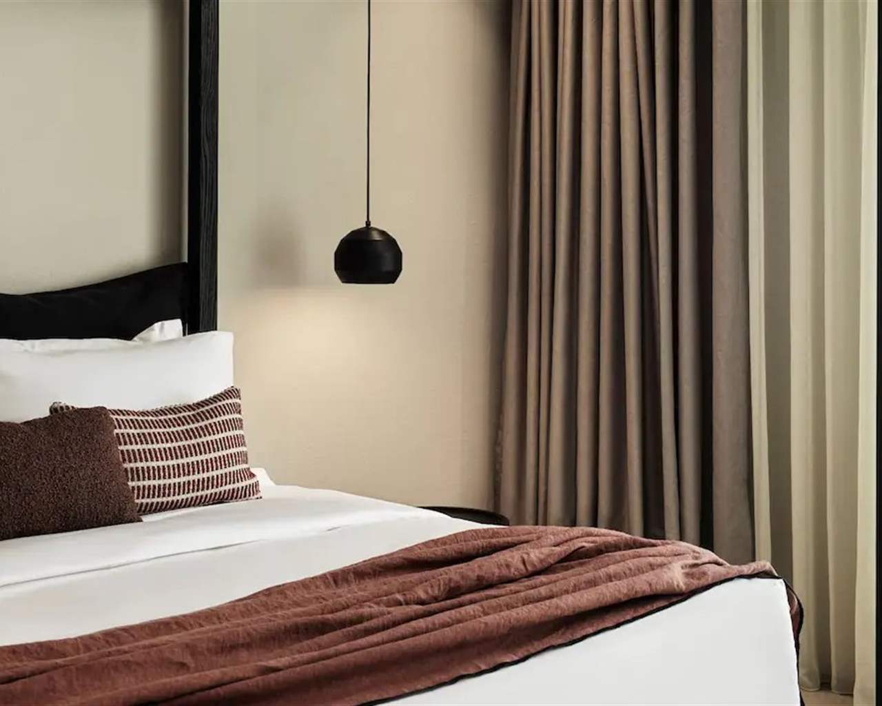 Magma Resort Santrorini, In The Unbound Collection by Hyatt, Firostefani, Grčka — Suite Private Pool Lava Sea View