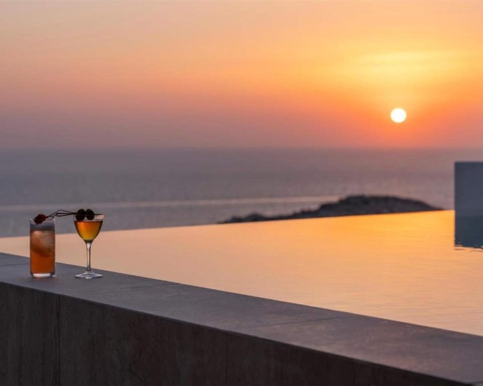Santo Pure Oia Suites & Villas Adults Only, Oia, Grčka — Suite Sunset with Pool Sea View
