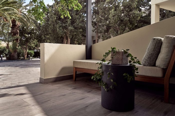 Numo Ierapetra Beach Resort Crete, Curio Collection by Hilton Adults Only (16+), Ierapetra, Grčka — Room King Aterre with Outdoor Living Area Garden View