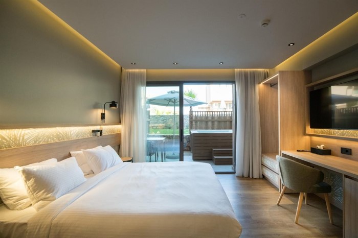 Senseana Sea Side Resort & Aquadventure, Iraklion, Grčka — Double Room Classic with Outdoor Hot Tub
