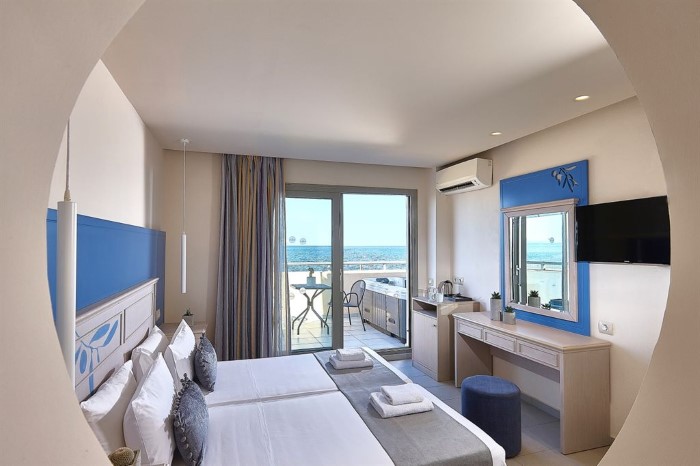 Castello Village Resort, Sisi, Grčka — Suite 1 BedRoom Open Air Jacuzzi Sea View