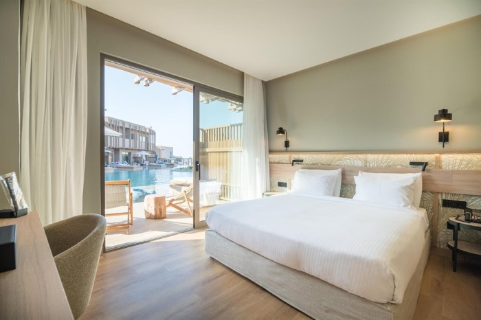 Senseana Sea Side Resort & Aquadventure, Iraklion, Grčka — Suite Petite Pool Access