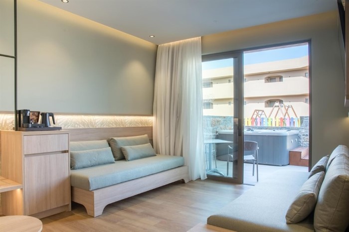 Senseana Sea Side Resort & Aquadventure, Iraklion, Grčka — Suite Petite with Outdoor Hot Tub