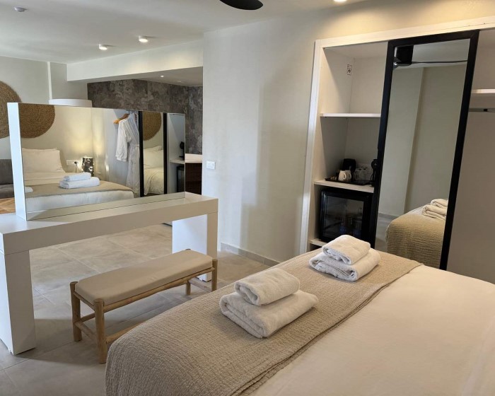 The Noverian Bios Santorini Boutique Hotel Adults Only, Firostefani, Grčka — Suite Earth with Indoor Hot Tub