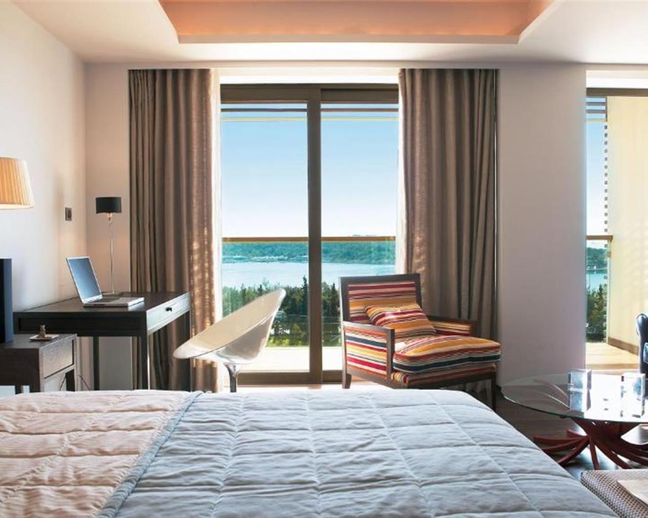 The Roc Club (ex Vouliagmeni Suites), Vuliagmeni, Grčka — Guestroom Deluxe Sea View